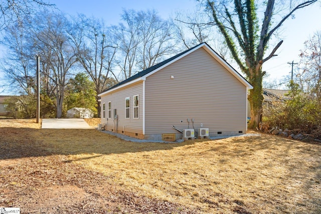 view of side of property featuring a lawn