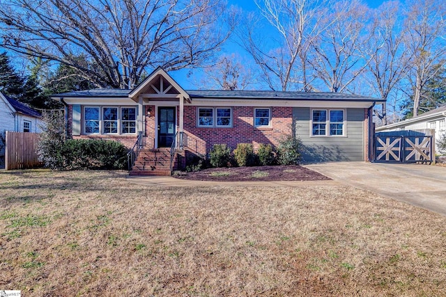 view of front of home featuring a front lawn