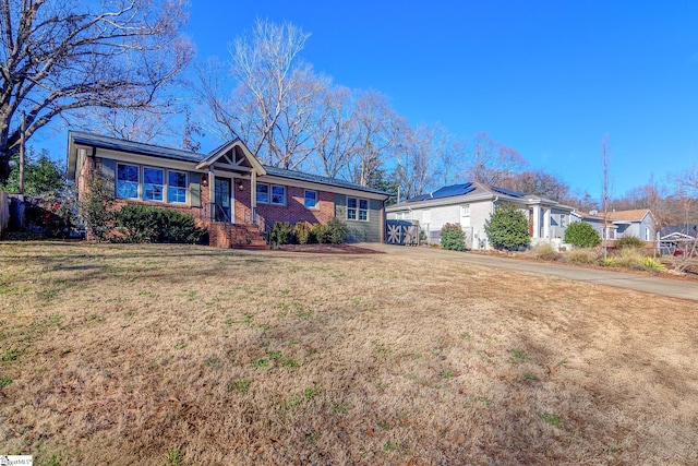 single story home with a front yard