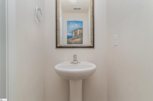 bathroom featuring sink