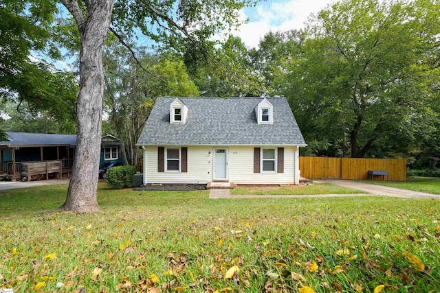 cape cod-style house featuring a front lawn