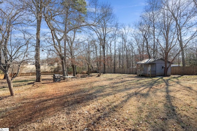 view of yard with an outbuilding