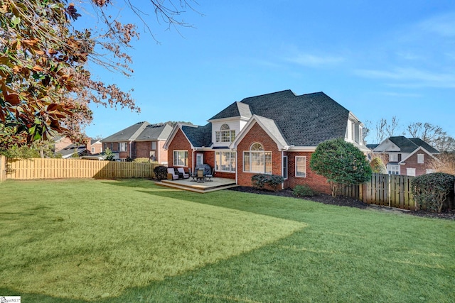 view of front of property featuring a patio area and a front yard