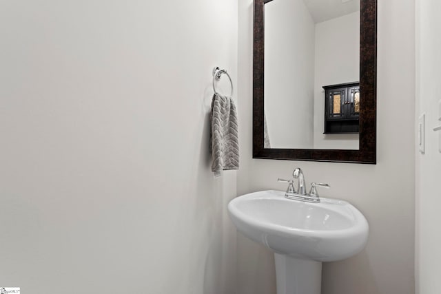 bathroom featuring sink