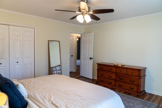 bedroom featuring ceiling fan, crown molding, a closet, and dark hardwood / wood-style floors