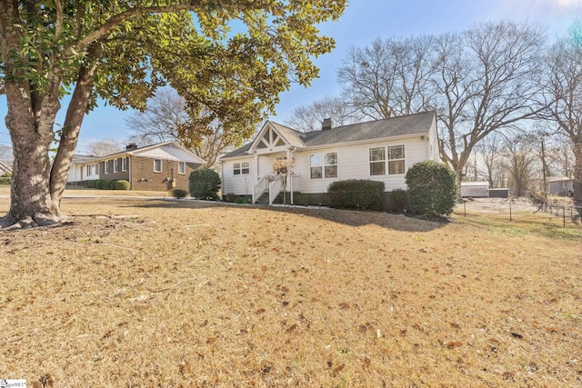 view of front facade with a front lawn