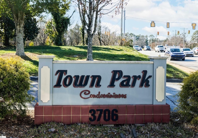 community sign with a yard