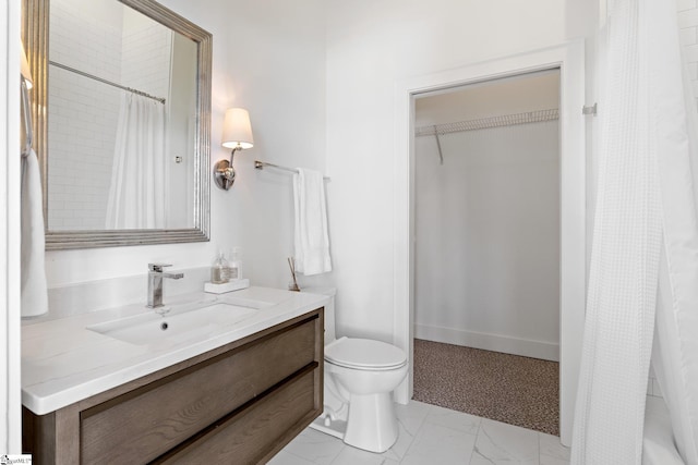 bathroom with toilet, a shower with shower curtain, and vanity