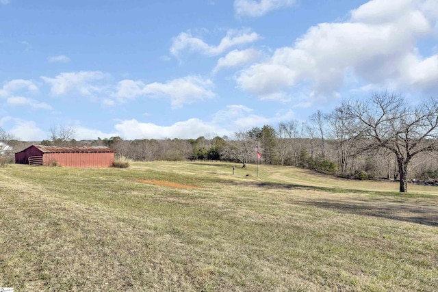 view of yard featuring an outdoor structure