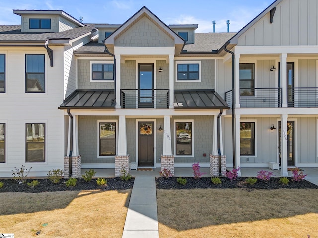 view of front of house with a front lawn