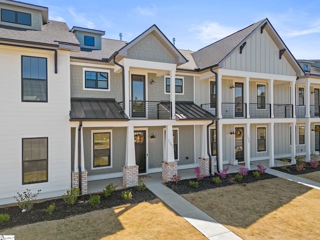 townhome / multi-family property featuring a front yard