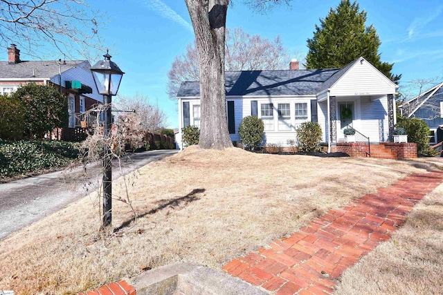 single story home with a front yard