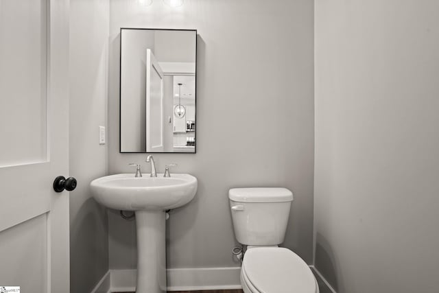 bathroom featuring toilet and sink