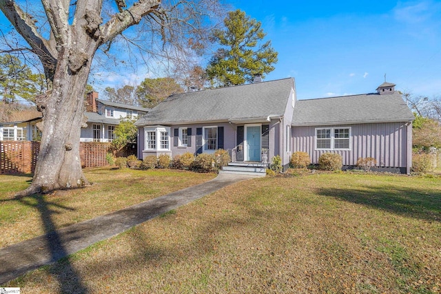 ranch-style house featuring a front yard