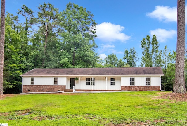 view of front of home featuring a front yard