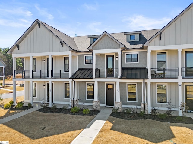 view of front of property with a front yard