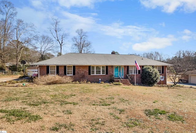 ranch-style home featuring a front lawn