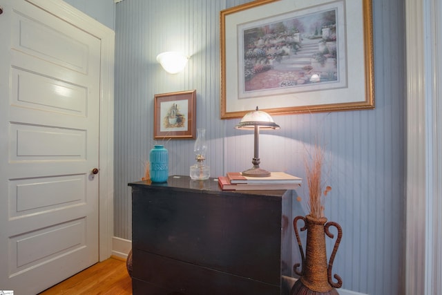 interior details with hardwood / wood-style floors