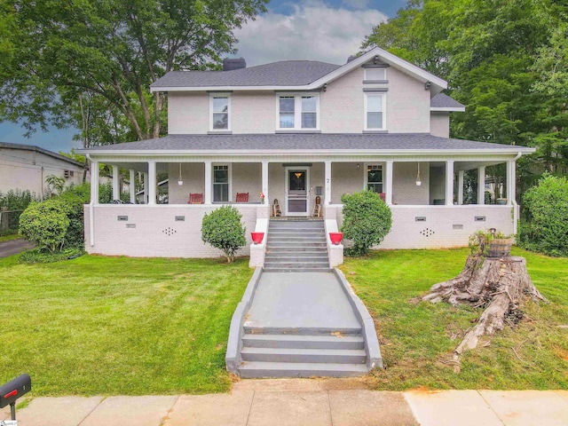 country-style home featuring a front lawn