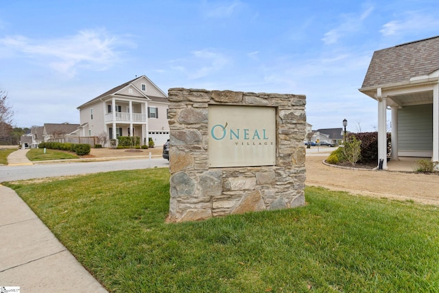 community / neighborhood sign featuring a lawn