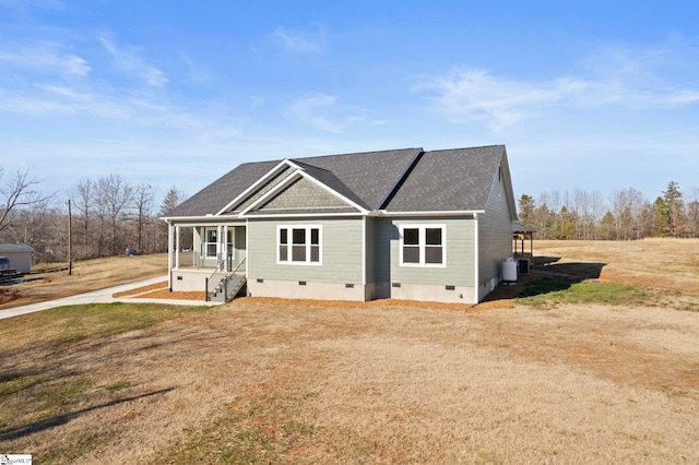 view of front of property featuring covered porch and a front yard