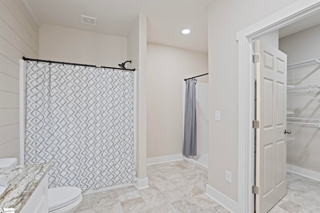 bathroom featuring a shower with shower curtain, vanity, and toilet