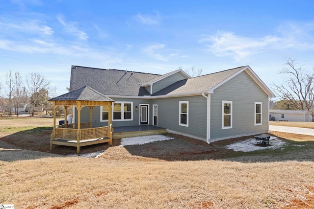 view of front facade featuring a front yard