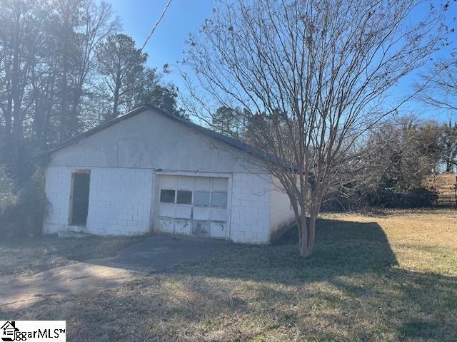 detached garage with driveway