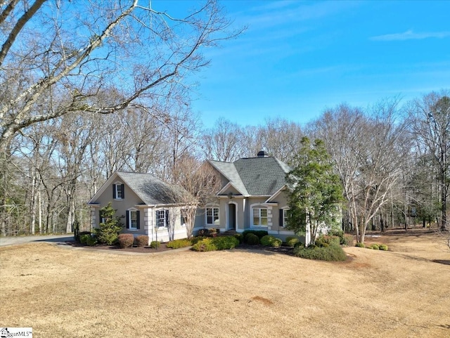 view of front facade with a front lawn