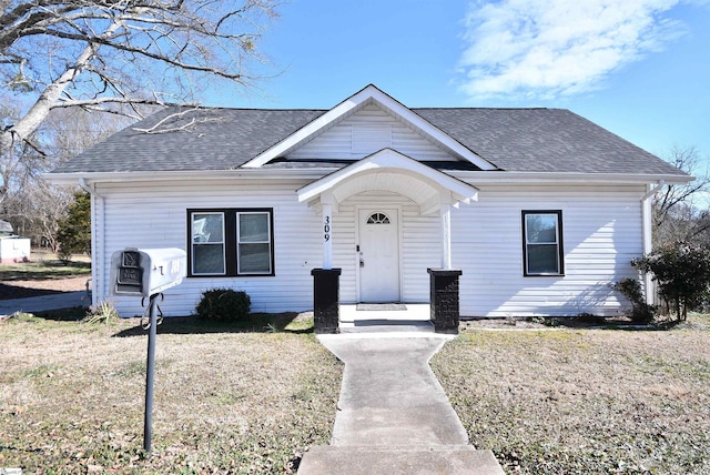 ranch-style home featuring a front lawn