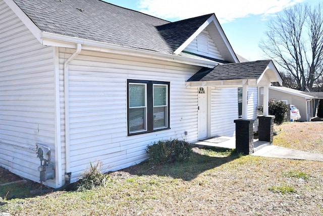 view of front facade with a front lawn