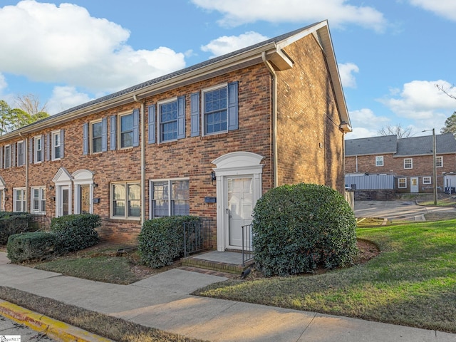 view of front of house with a front lawn