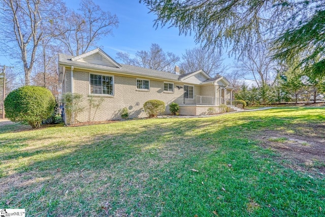 ranch-style home featuring a front lawn