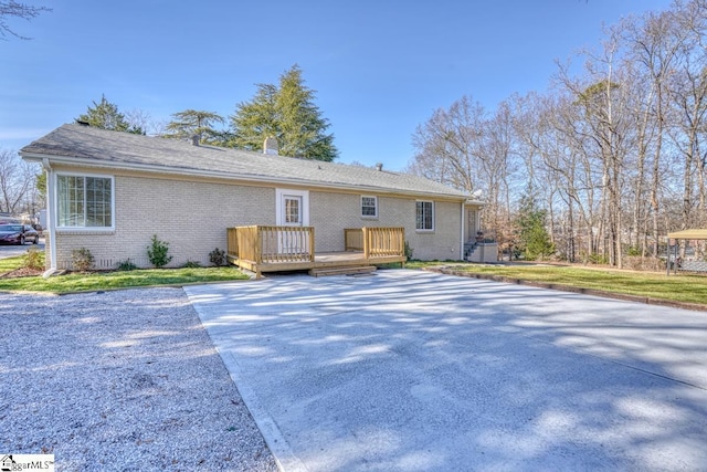 view of front of property featuring a deck and a front yard