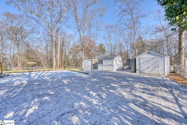 view of yard with a shed