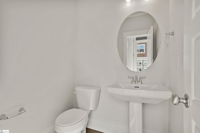 bathroom featuring toilet and sink