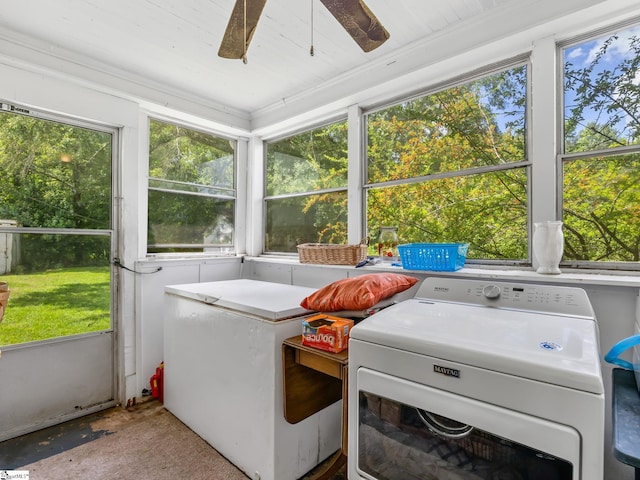 sunroom / solarium featuring ceiling fan and washer / clothes dryer