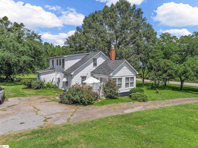 view of front of house with a front lawn