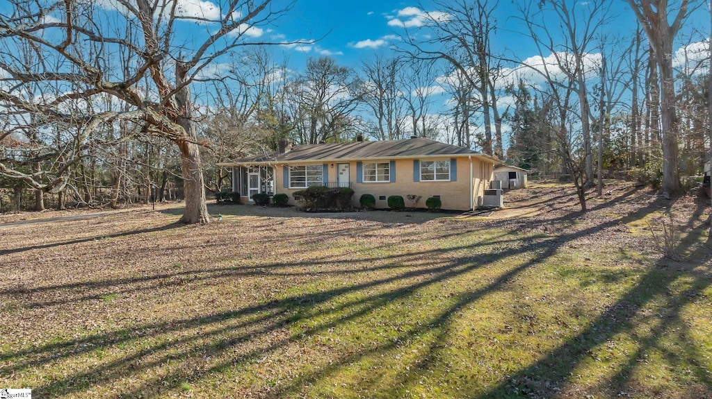 view of front of property with a front yard