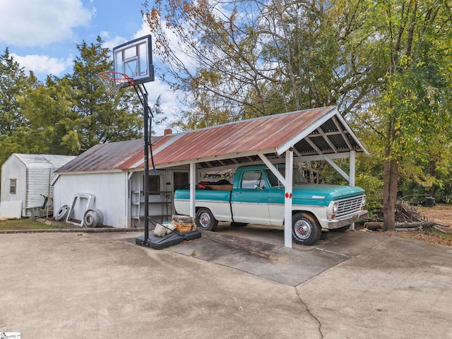 view of vehicle parking featuring a carport