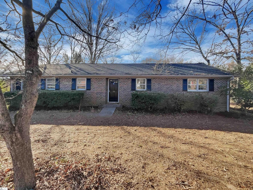 single story home with a front lawn