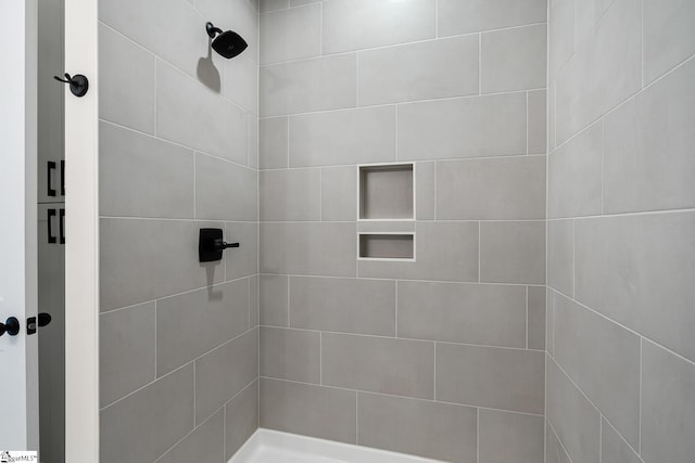 bathroom featuring tiled shower