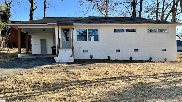 view of front of home featuring a carport and a front yard