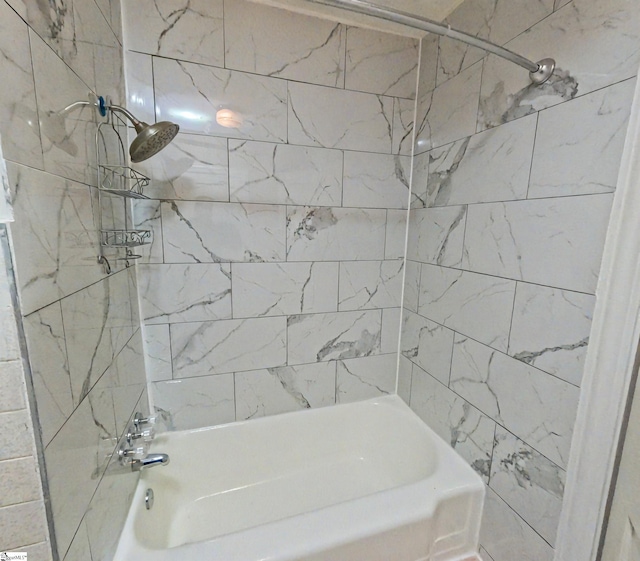 bathroom with tiled shower / bath combo