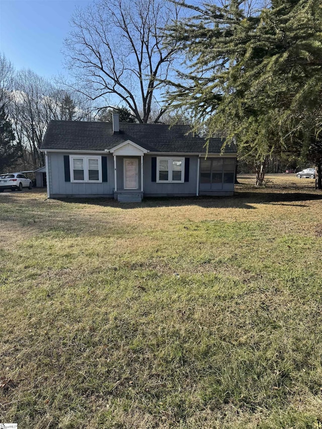 ranch-style home with a front yard