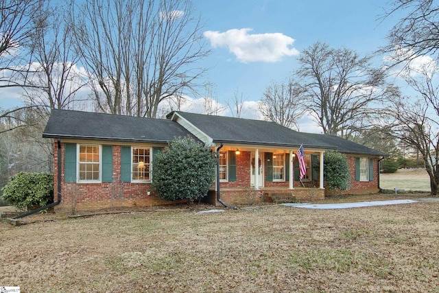 ranch-style house featuring a front lawn and a porch