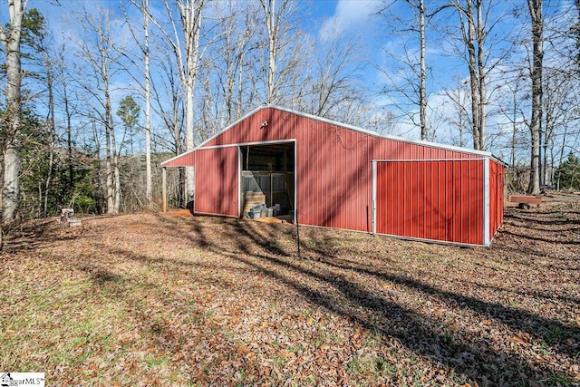 view of outdoor structure featuring a yard