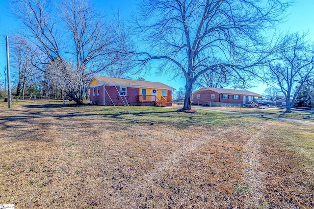 view of front of property featuring a front lawn