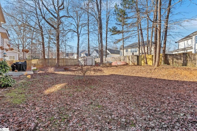 view of yard featuring a storage shed