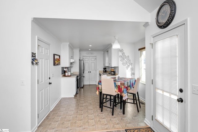 dining space featuring ornamental molding